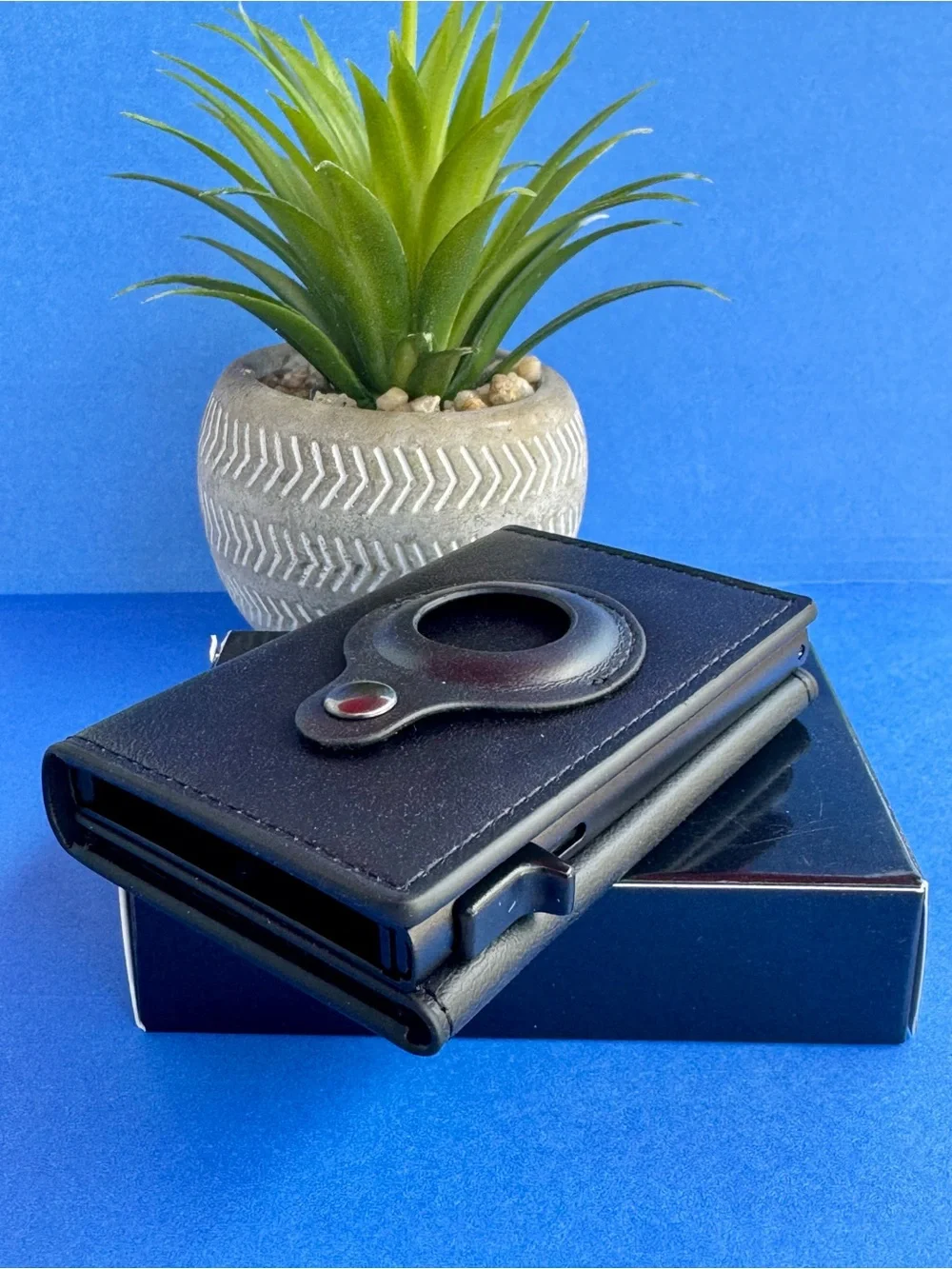 Minimalist Pop-Up Wallet in Black with AirTag Holder & RFID Blocking - Brand New